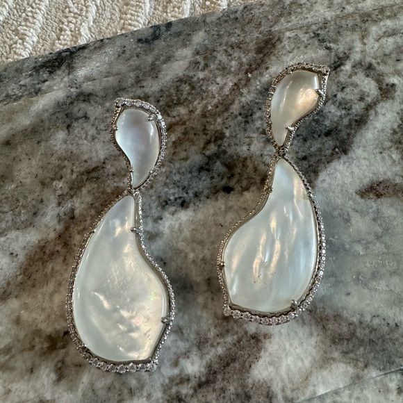 Kendra Scott Teddy earrings silver/ Mother of Pearl - Picture 6 of 7